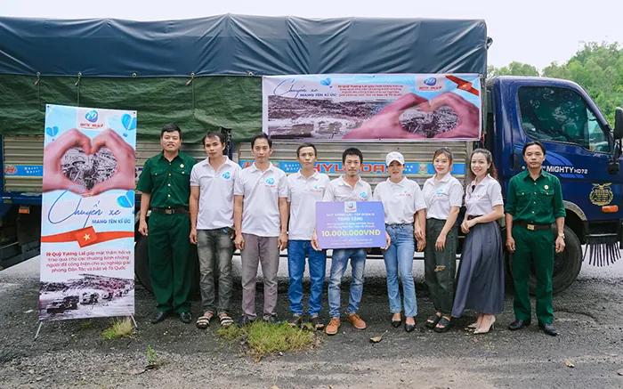 Hình ảnh một người đang tương tác với dịch vụ hỗ trợ khách hàng hoặc biểu tượng liên hệ, thể hiện sự sẵn lòng của chúng tôi trong việc giải đáp mọi thắc mắc liên quan đến GDPR và bảo vệ dữ liệu cá nhân.